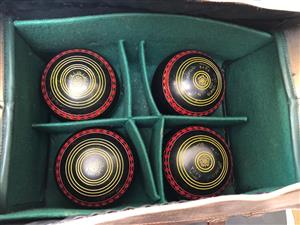 Henselite Size 3 Lawnbowls with spacious carry bag - in immaculate condition