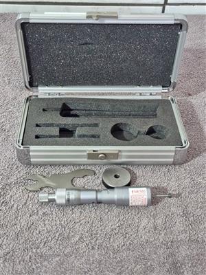 Insize three-points inside micrometer (Code 3227-6).