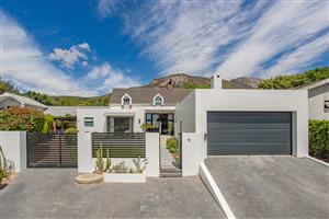 Private Family Home in a Quiet Cul-de-Sac  - Walking Distance from popular Paarl schools.