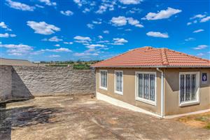 Charming 3-Bedroom Home with Expansion Potential – Ideal Location