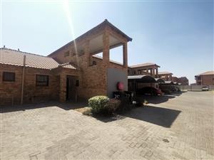 Charming Face-Brick Ground Floor Apartment for Rent
