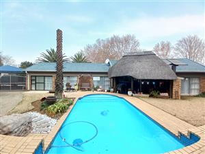 Modern, spacious, family house for sale in Sasolburg in popular area walking distance to shopping ma