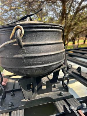 #2 Potjie Pot with Front Runner bracket & Cadac gas bottle burner.