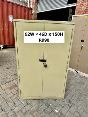METAL STORAGE CUPBOARD. LOCKABLE WITH LATCH