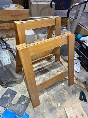 Trestle legs for glass top