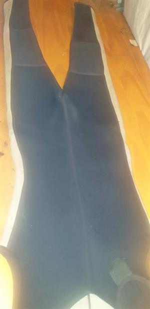 4 x wetsuits 2hand