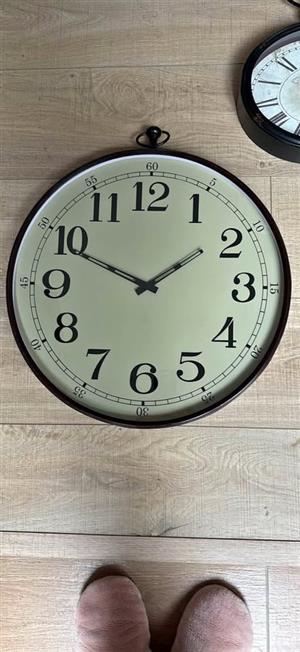 Large round wall clock in brown/black 50x50