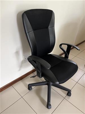 Comfortable office chair with good back support and armrests, in excellent condi