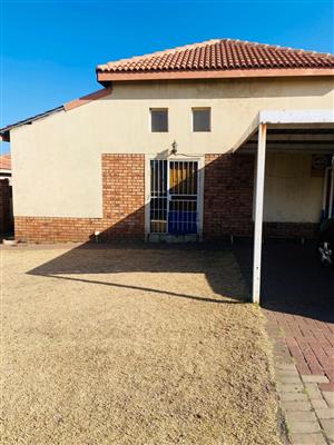 Townhouse For Sale in Reyno Ridge