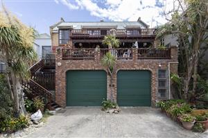 Triple-Storey Facebrick Holiday Home with Panoramic Views in Mgwalana