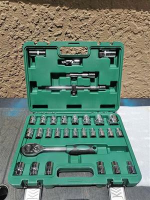 Tools,, 32 piece Chrome vanadium steel, ratchet wrenches socket box set