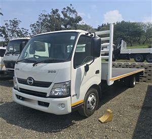 T665- 2021- HINO 300-814 FLATDECK BODY TRUCK