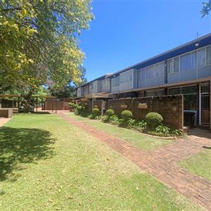 Townhouse For Sale in Clubview