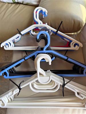 Plastic clothing hangers 30