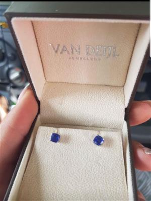 Tanzanite earrings - 18ct white gold claw studs set with fine grade tanzanites!