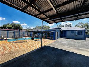 Spacious Family Home with Bachelor Flat & Pool – Dalview