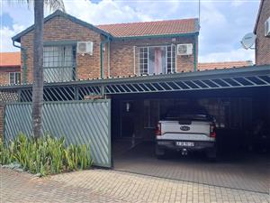 House For Sale in Die Hoewes