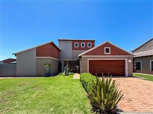 Spacious 3-Bed + Study Townhouse with High Ceilings, Garden & Double Garage!