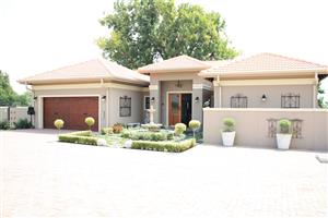Overlooking The Vaal River - Magnificent Lock up & Go Country Home