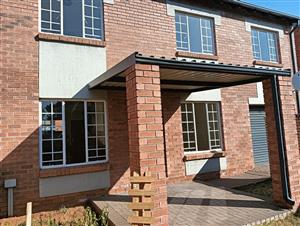 Modern 3 bedroom townhouse in Raslouw Ridge!