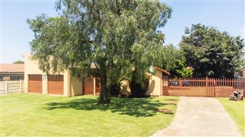 3 Bedroom House in Leachville Ext1