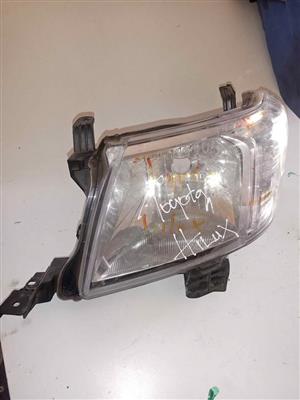  TOYOTA HILUX LEFT HEADLIGHT FOR SALE DELIVERY AVAILABLE COUNTRY WIDE 