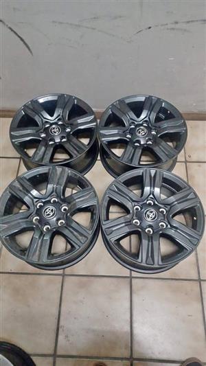 17inch Toyota Hilux/Fortuner original mags 