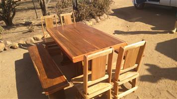 Sleeper tafel met stoele en banke