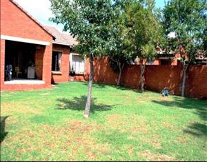3-bedroom Townhouse To Let in Moreleta Park, Pretoria East.