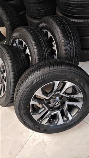 Toyota Fortuner 18''original mags with brand new 265/60/18 Dunlop Grandtrek AT s