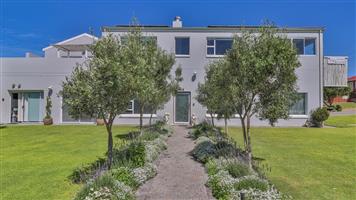 Elegant Fully Furnished 2-Bedroom, 1-Bathroom