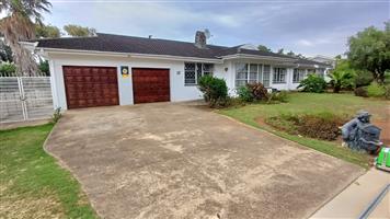 Beautiful large family home for sale in Vanes, Uitenhage.