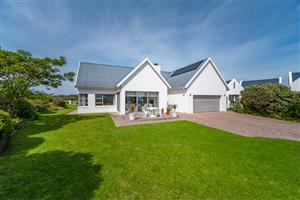 Exceptional value plus located in a quiet and sought after cul de sac. Let's go to the Links!