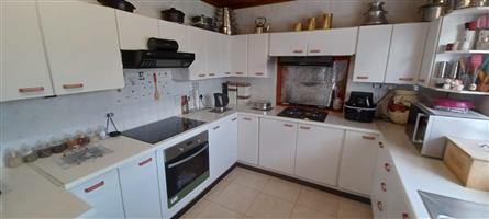 4 bedrooms, 4 carports, pool & braai area