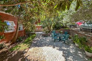 SOLID HOME LOOKING FOR YOUR CREATIVE TOUCH