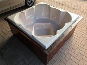 6 Seater Jacuzzi / Spa Bath