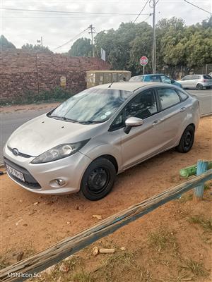 Ford fiesta 2012 5 seater silver good run,