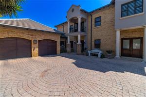 House For Sale in Lakefield