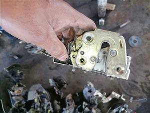 Nissan Almera Door locking mechanism