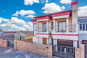 Stunning Double-Storey Home for Sale in Protea North.