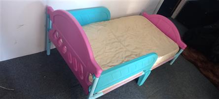 Toddler bed 