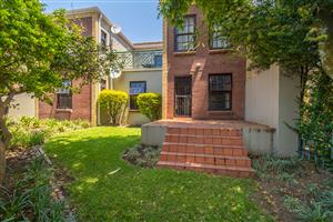 Charming 3-Bed, 2-Bath Ground Floor Apartment in Paulshof