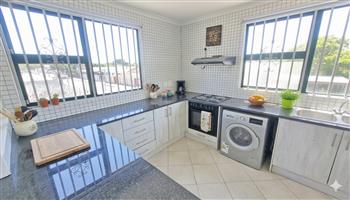 2 bed apartment in Parow available 1 November