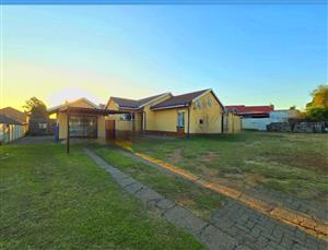 Spacious 5-Bedroom Home with Pool, Big Yard, 1 Garage, Kitchen & Living Room .