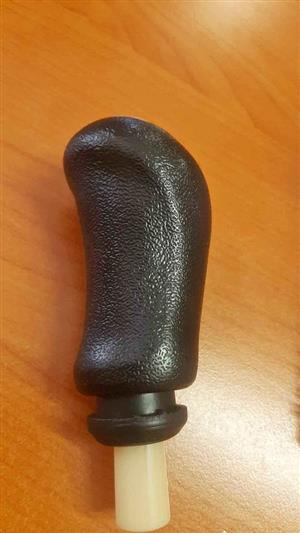 NP200 GEAR KNOB SILVER AND BLACK. BRAND NEW. FOR VARIOUS OTHER CARS TOO.