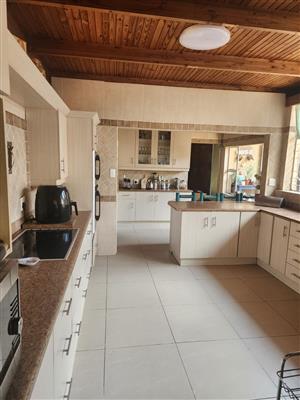 Modern family house close to primary school and shopping centre