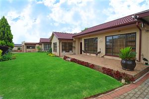 Stunning 3 Bedroom House in Helikonpark
