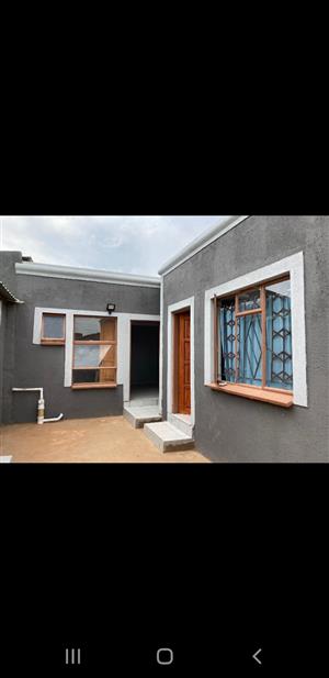 Bachelor room to rent in block G 