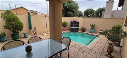 Townhouse For Sale in New Redruth