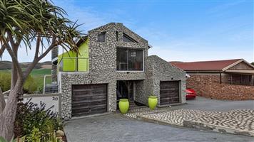 Rustic Elegance - Spacious 3 Bedroom Home For Sale in Reebok